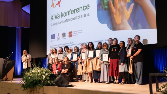 konferences dalībnieki ar diplomiem uz skatuves